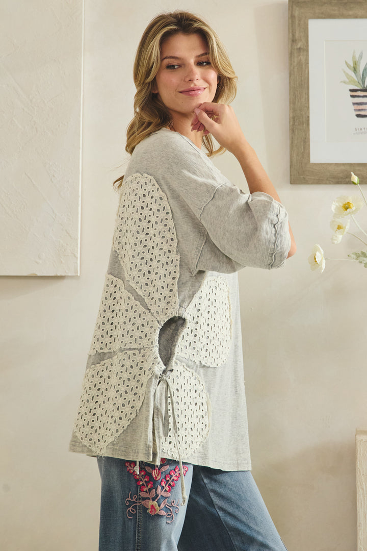 WASHED CINCHED RUCHING DETAIL FLORAL APPLIQUE TOP