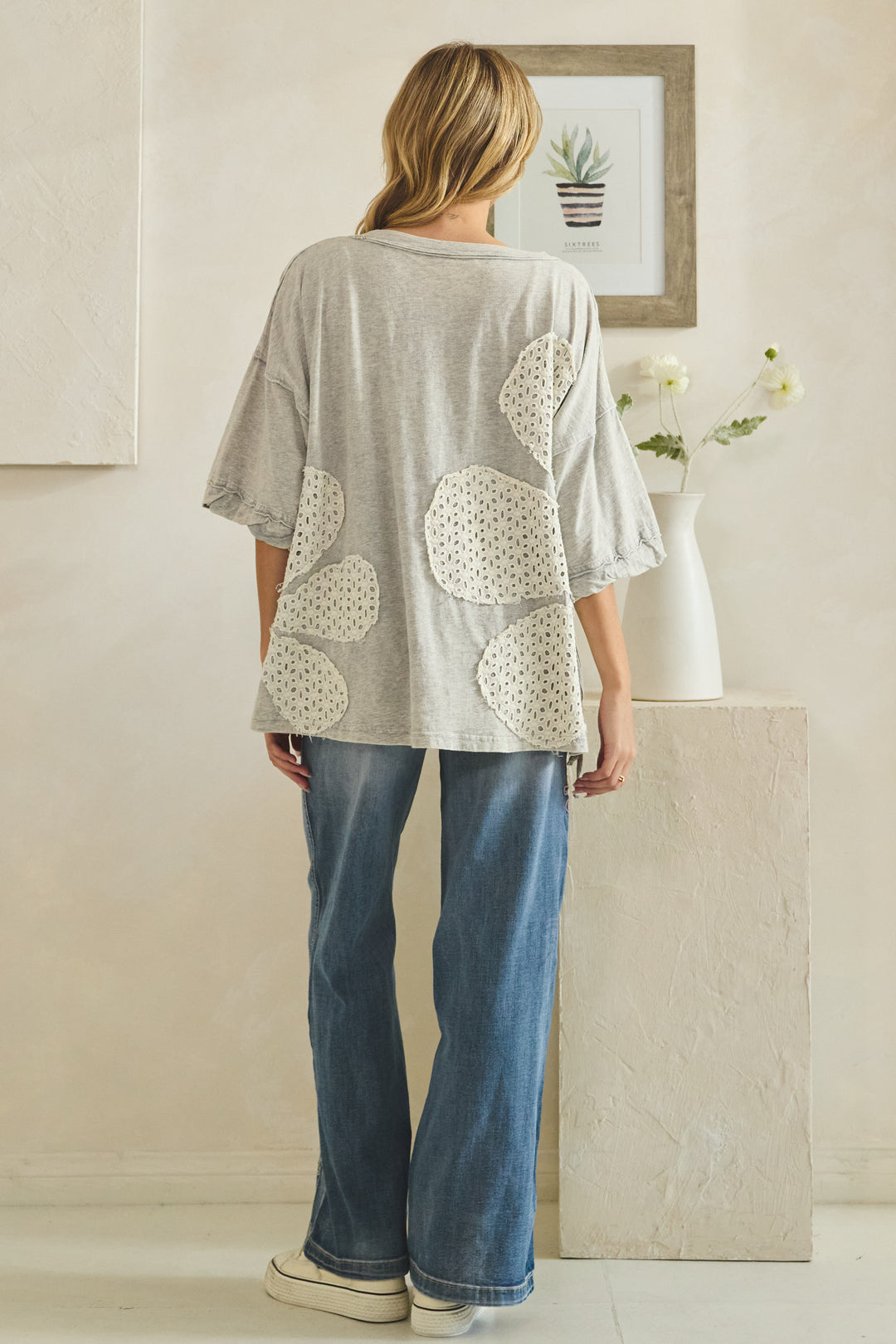 WASHED CINCHED RUCHING DETAIL FLORAL APPLIQUE TOP