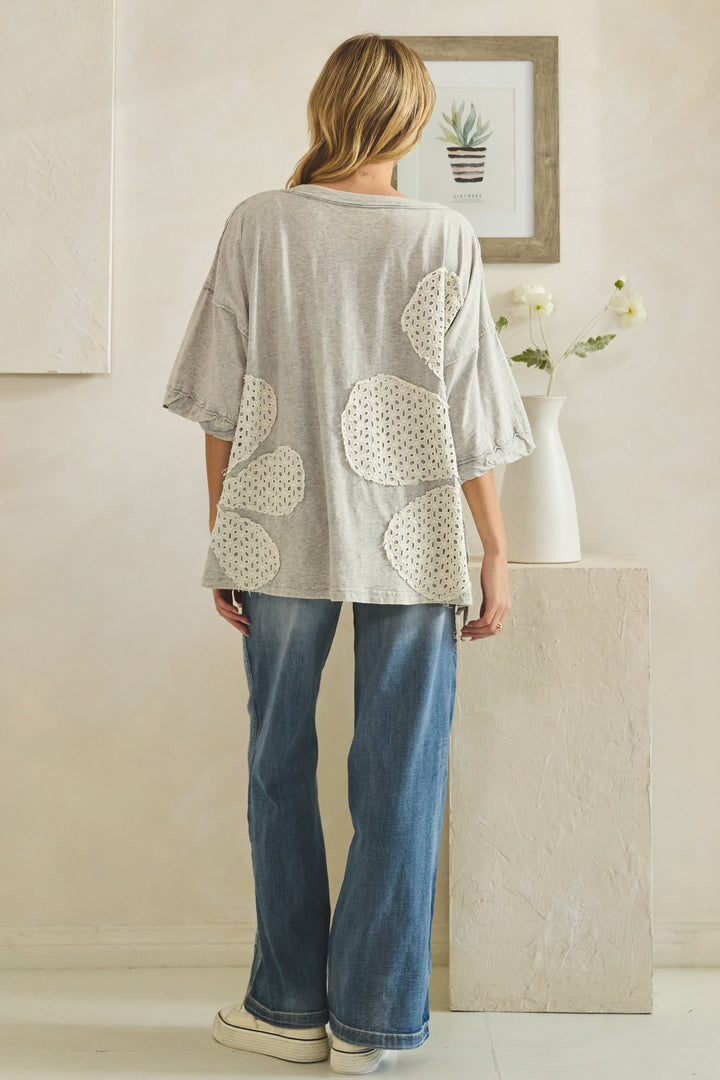 WASHED CINCHED RUCHING DETAIL FLORAL APPLIQUE TOP