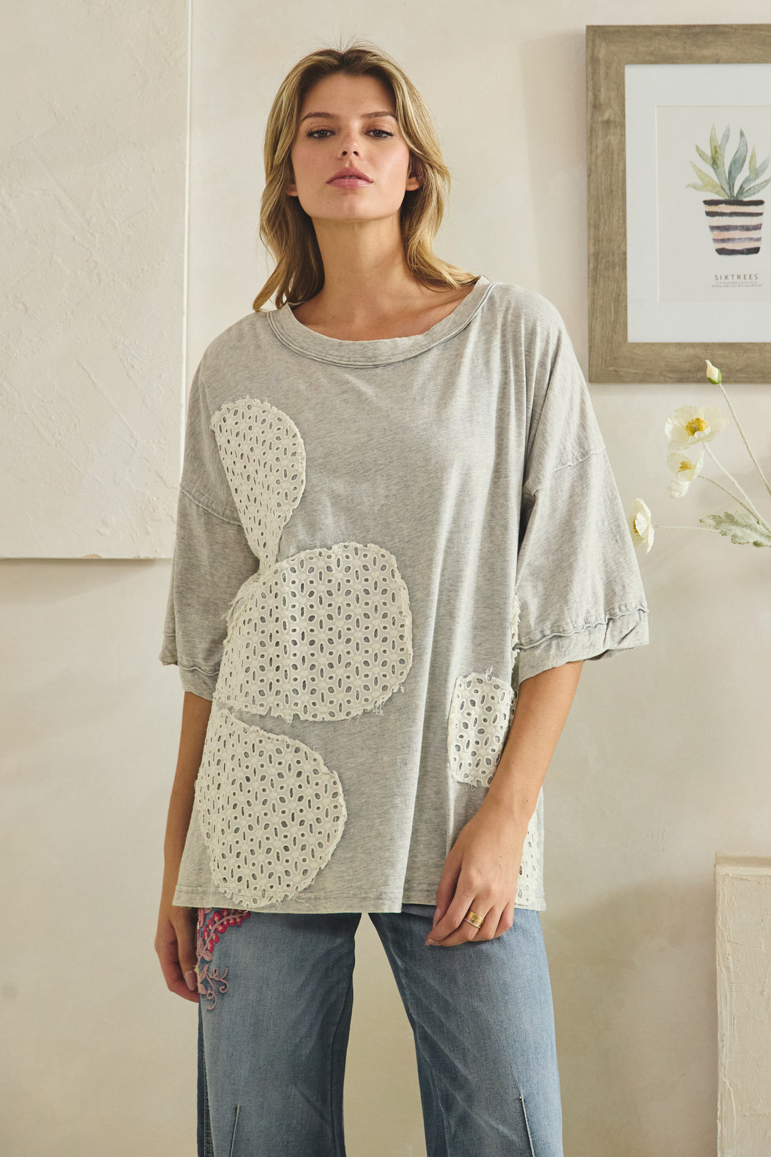 WASHED CINCHED RUCHING DETAIL FLORAL APPLIQUE TOP