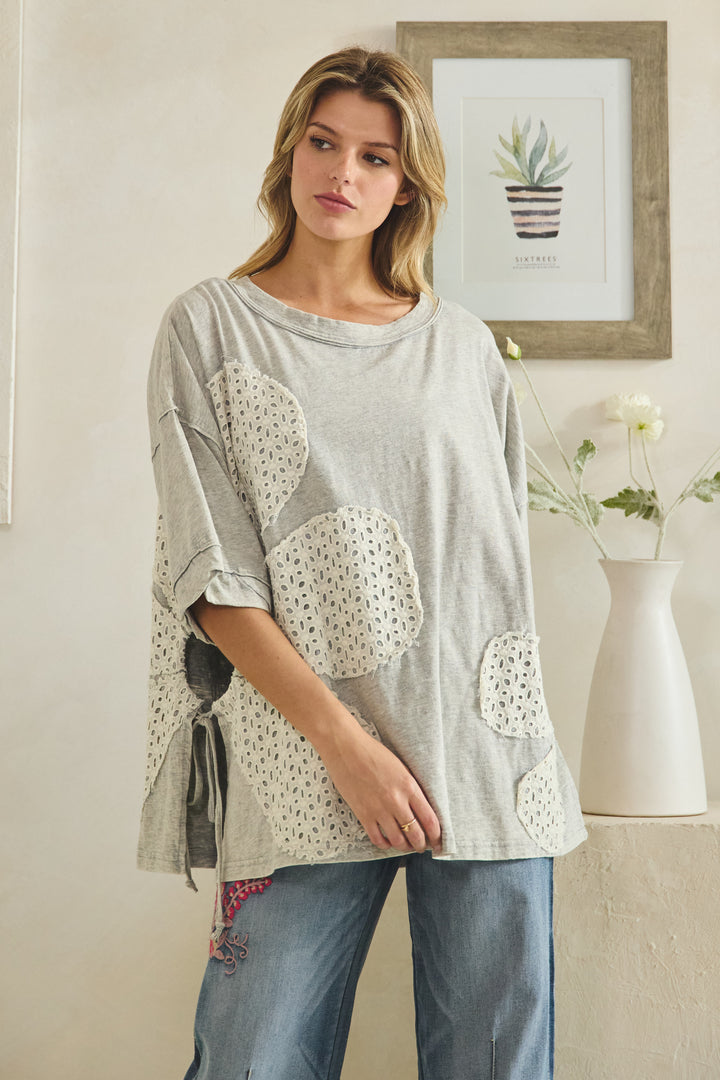 WASHED CINCHED RUCHING DETAIL FLORAL APPLIQUE TOP