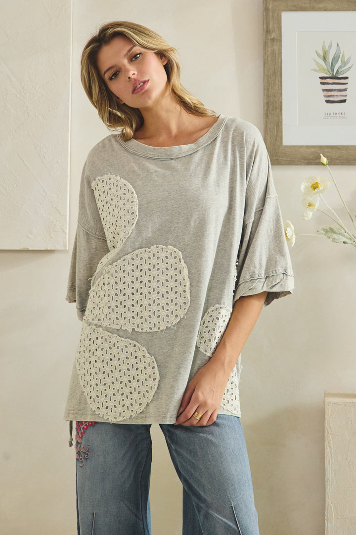WASHED CINCHED RUCHING DETAIL FLORAL APPLIQUE TOP