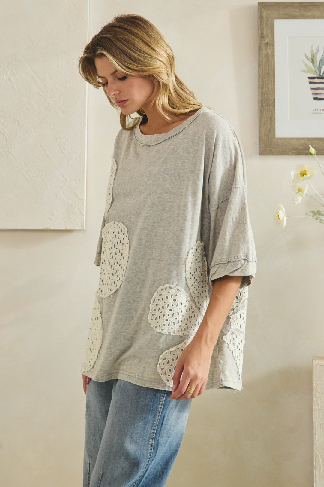 WASHED CINCHED RUCHING DETAIL FLORAL APPLIQUE TOP