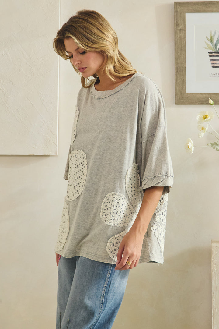 WASHED CINCHED RUCHING DETAIL FLORAL APPLIQUE TOP