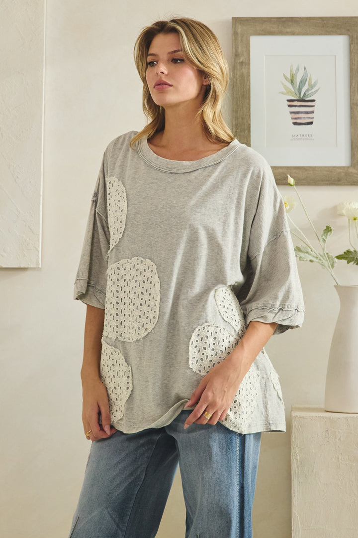 WASHED CINCHED RUCHING DETAIL FLORAL APPLIQUE TOP