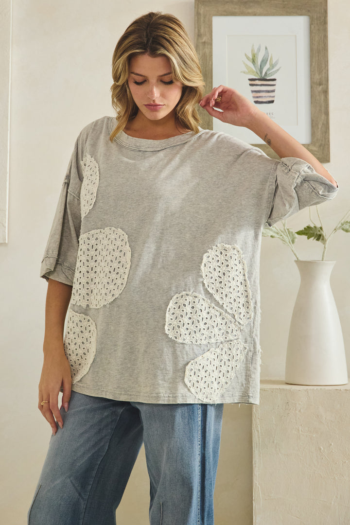 WASHED CINCHED RUCHING DETAIL FLORAL APPLIQUE TOP