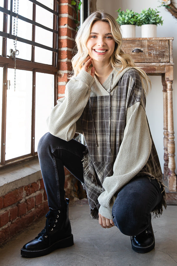 WASHED PLAID HOODED RAW HEM LONG SLEEVE PULLOVER