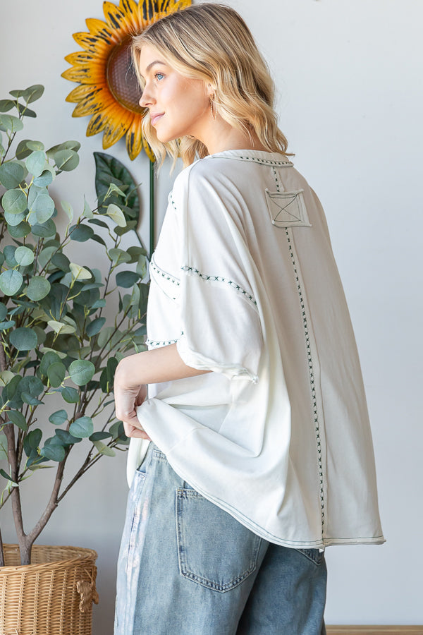 CONTRAST COLOR THREAD DETAIL HENLEY NECK KNIT TEE