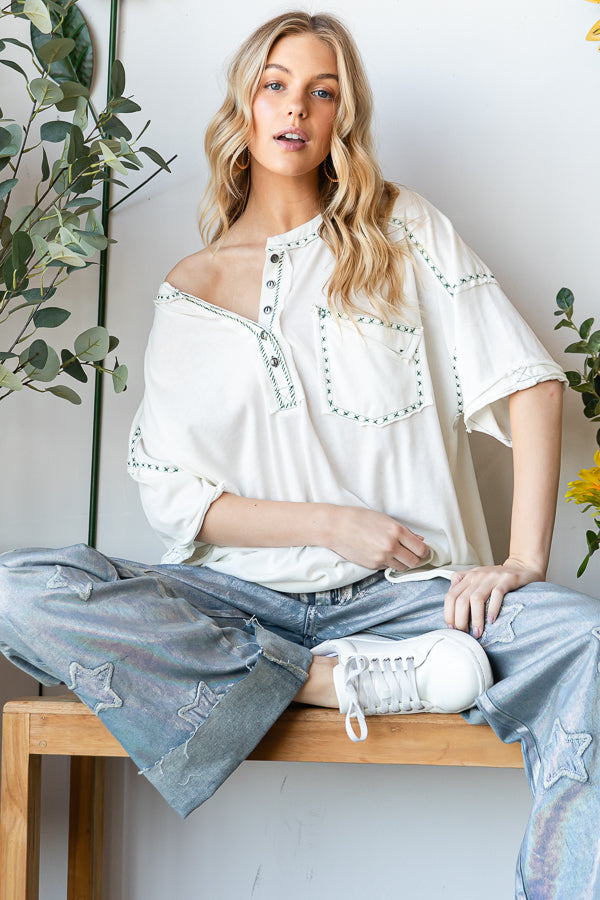 CONTRAST COLOR THREAD DETAIL HENLEY NECK KNIT TEE