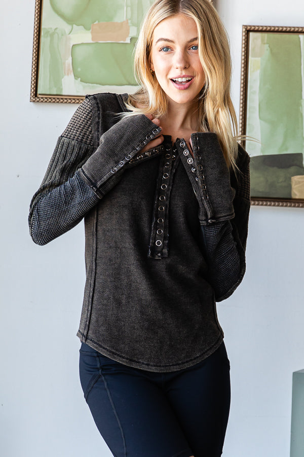 WASHED TEXTURED CONTRAST SNAP BUTTON CUFFS TOP