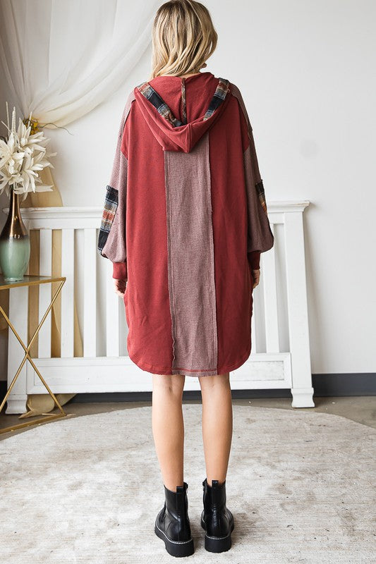 PLAID CONTRAST HOODED FRENCH TERRY TUNIC TOP