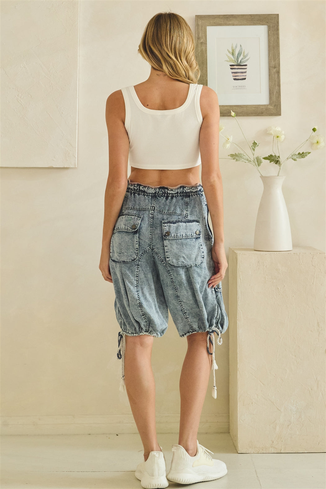 MULTI POCKET MID-RISE CARGO SHORTS