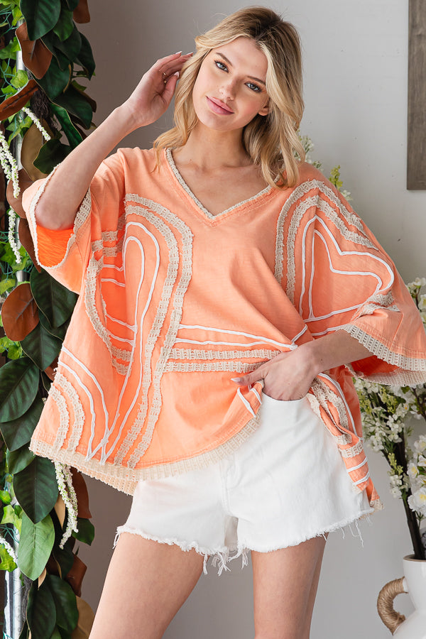 WASHED CONNECTIVE HEARTS V NECK TOP