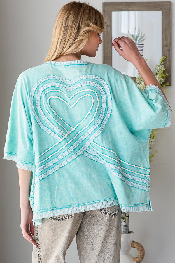 WASHED CONNECTIVE HEARTS V NECK TOP