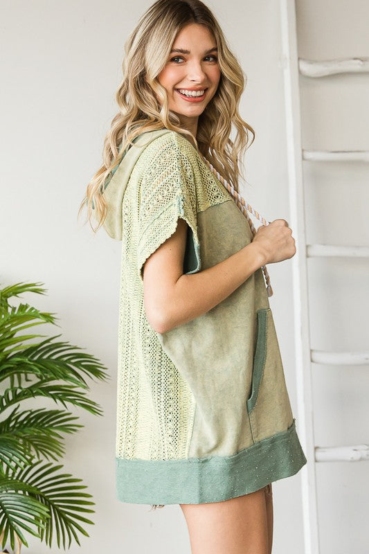 WASHED CONTRAST YOKE HOODED SHORT SLEEVE TOP