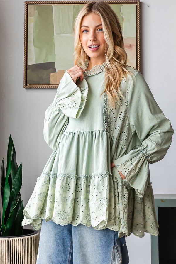 WASHED EYELET CONTRAST TIERED RUFFLE FLOWY HEM TOP