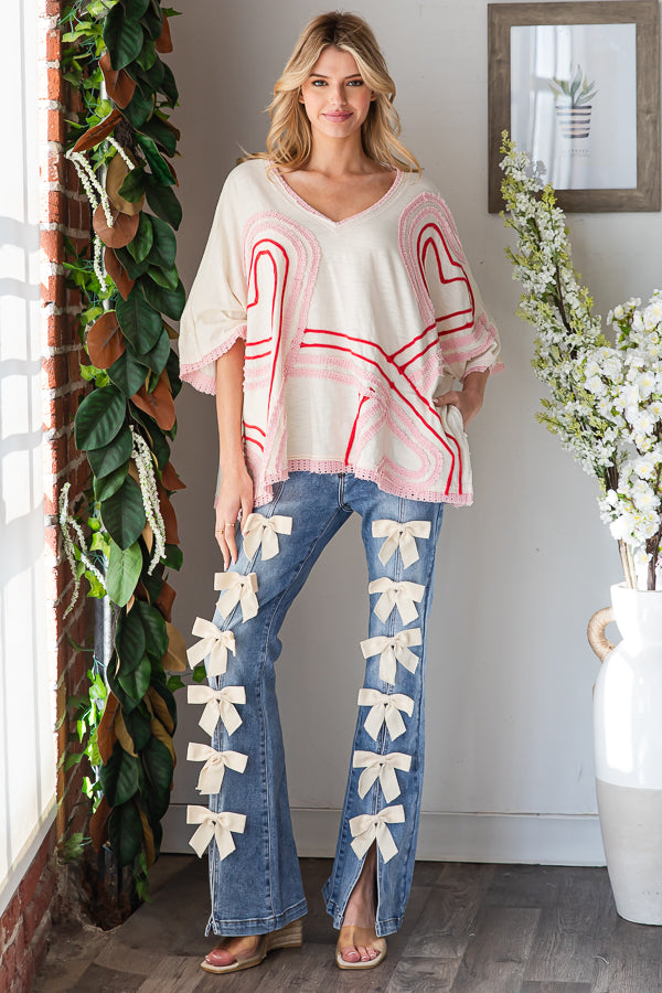 WASHED CONNECTIVE HEARTS V NECK TOP