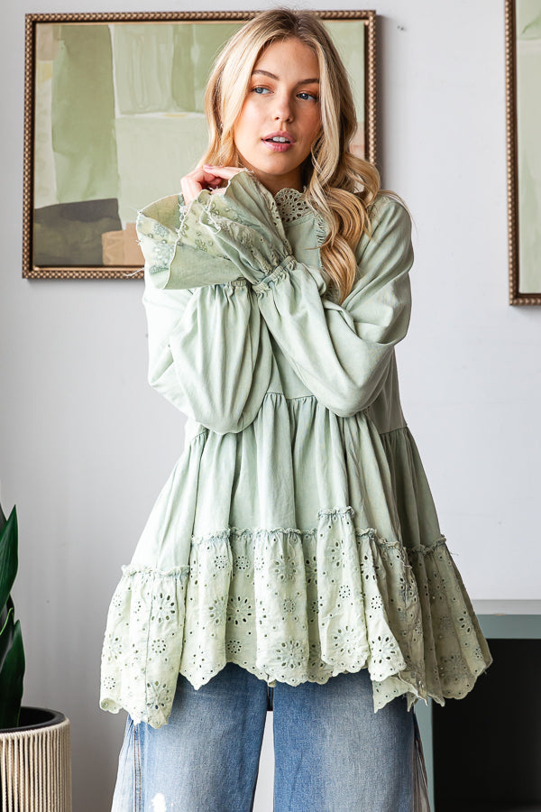 WASHED EYELET CONTRAST TIERED RUFFLE FLOWY HEM TOP