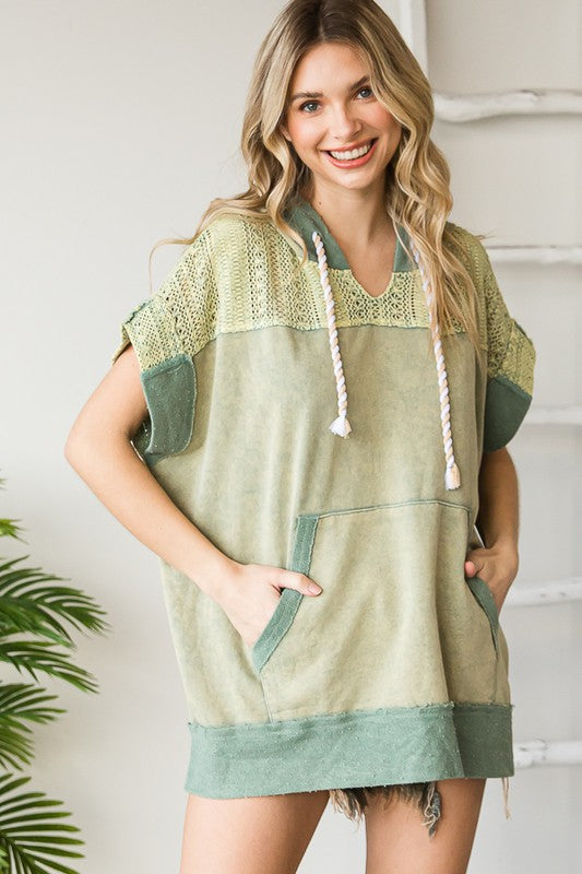 WASHED CONTRAST YOKE HOODED SHORT SLEEVE TOP