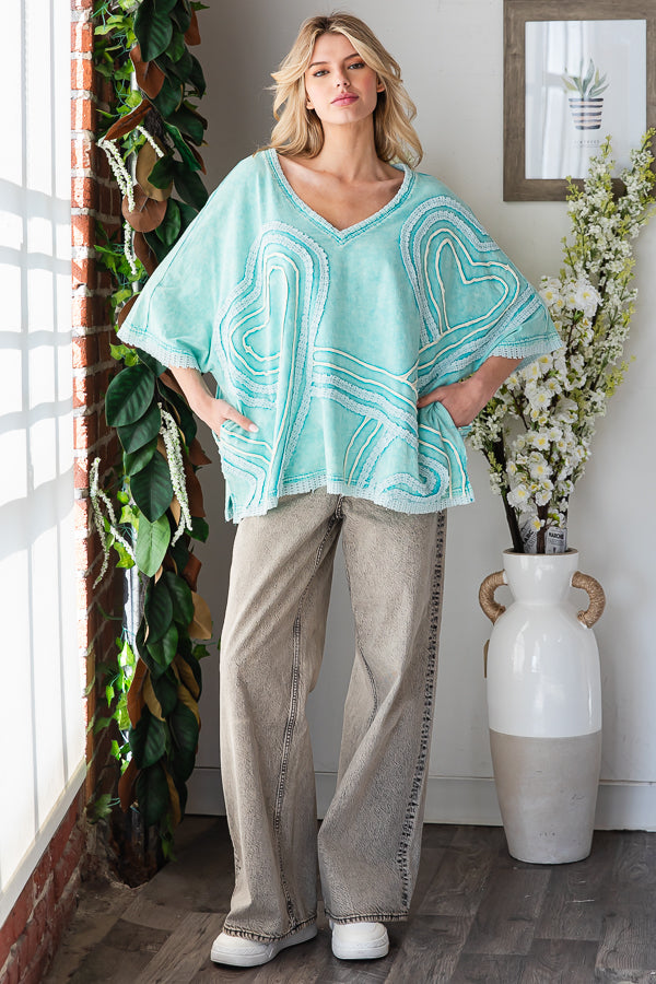 WASHED CONNECTIVE HEARTS V NECK TOP