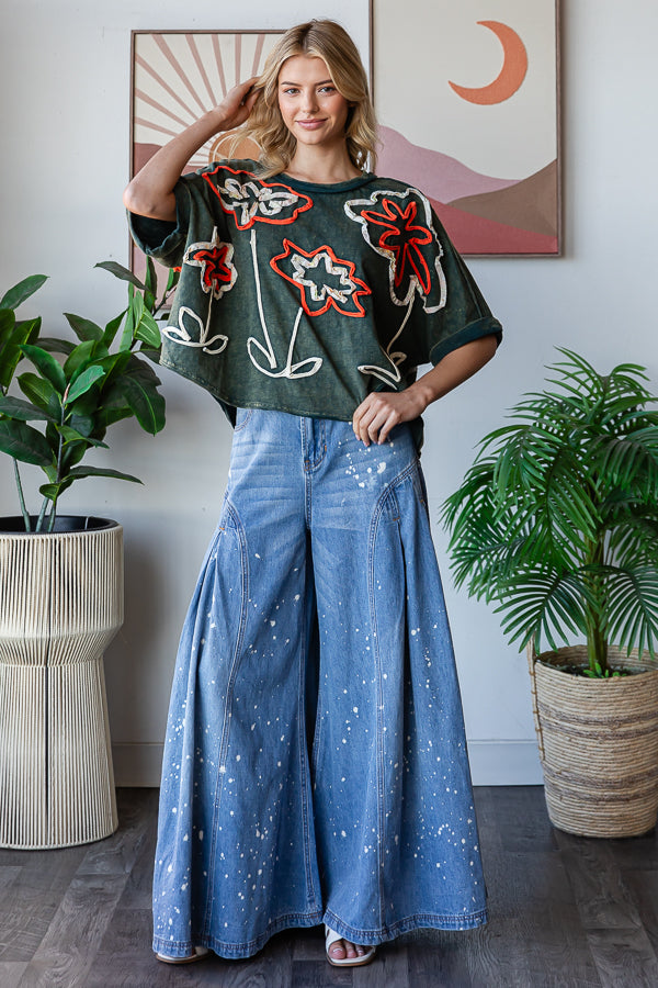 WASHED FLOWER APPLIQUE SHORT SLEEVE KNIT TOP