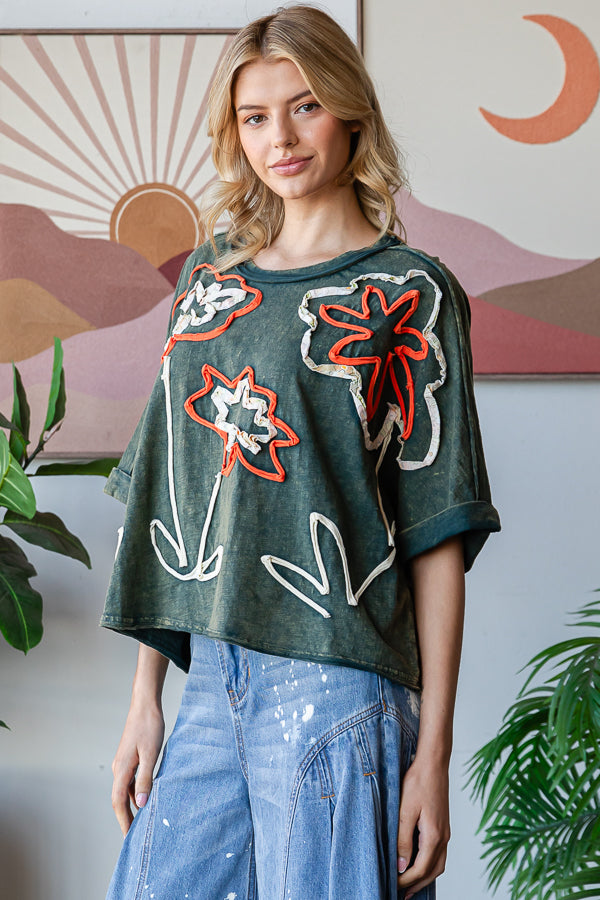 WASHED FLOWER APPLIQUE SHORT SLEEVE KNIT TOP