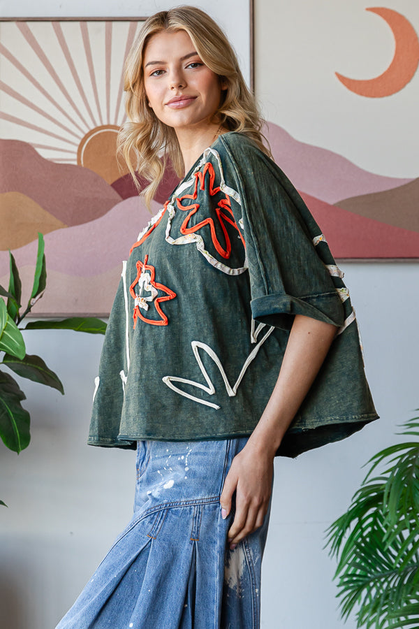 WASHED FLOWER APPLIQUE SHORT SLEEVE KNIT TOP