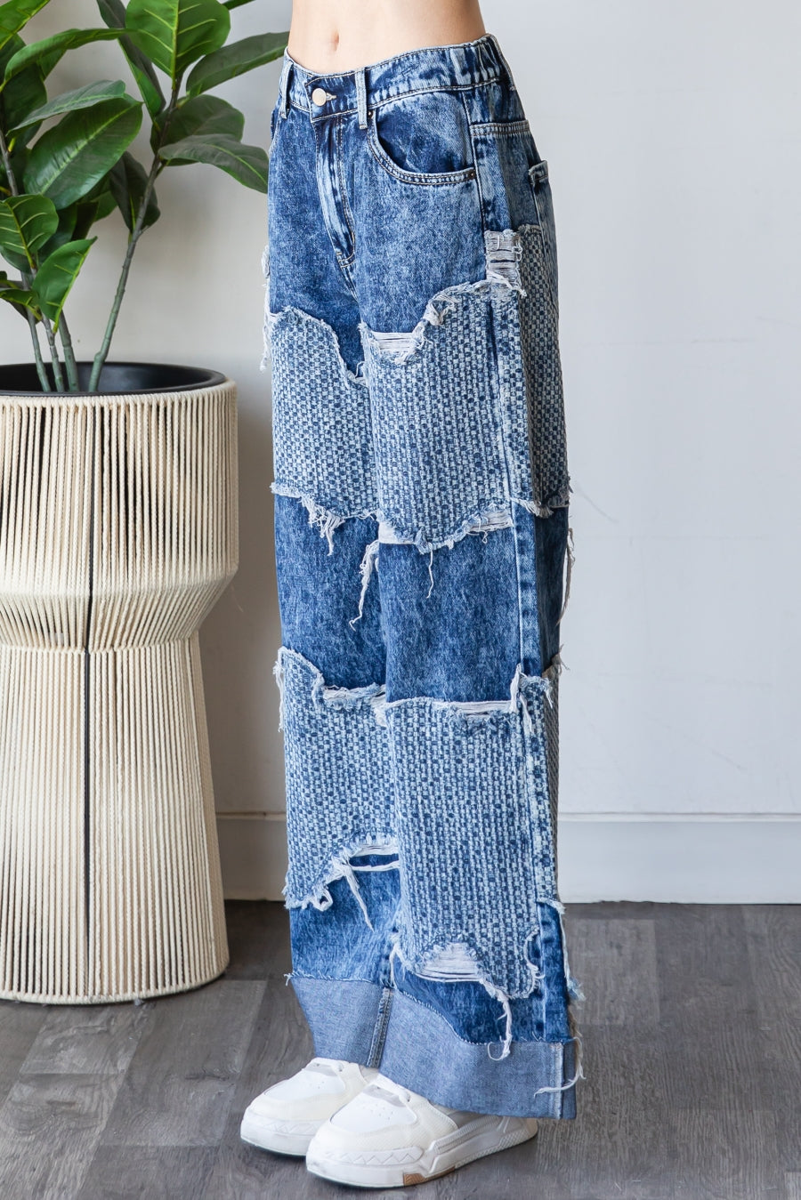 WASHED DISTRESSED DETAIL DENIM JEANS