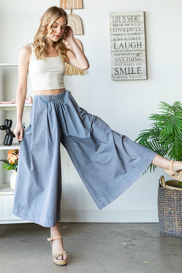 WASHED PLEATED DETAIL WIDE LEG CROPPED PANTS