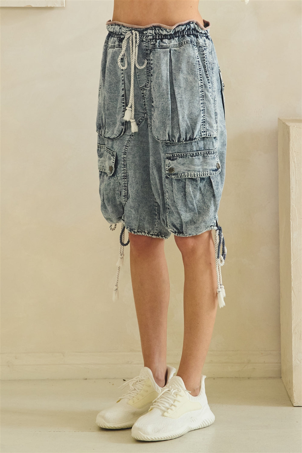 MULTI POCKET MID-RISE CARGO SHORTS