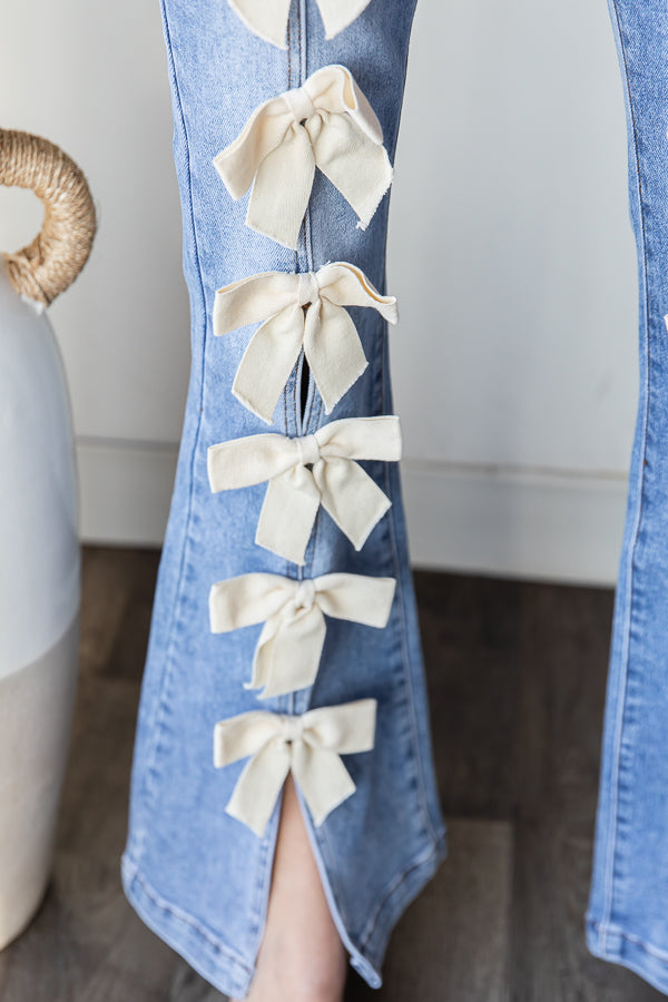 RIBBON DETAILED HIGH WAIST FLARE STRETCHY JEANS