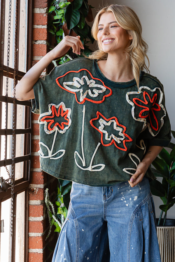 WASHED FLOWER APPLIQUE SHORT SLEEVE KNIT TOP