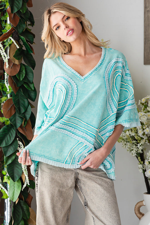 WASHED CONNECTIVE HEARTS V NECK TOP