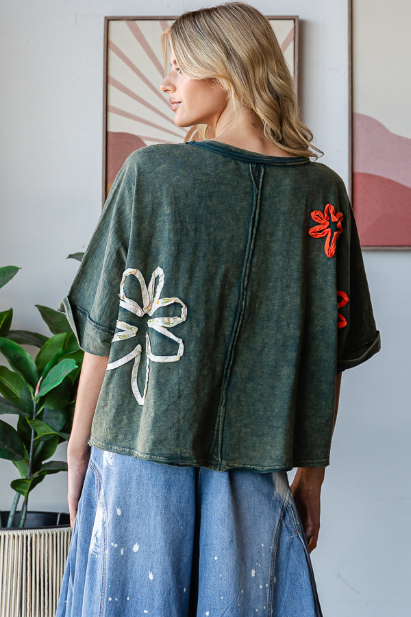 WASHED FLOWER APPLIQUE SHORT SLEEVE KNIT TOP
